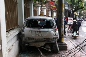 Bị ô tô mất lái đâm, taxi bẹp dúm đuôi