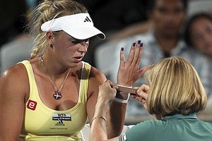 Wozniacki rời Sydney International trong nước mắt