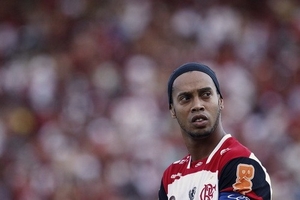 Bị nợ 2 triệu USD tiền lương, Ronaldinho dọa bỏ Flamengo