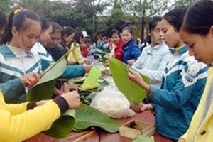 Tết về học gói bánh chưng