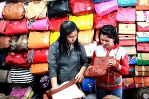Náo nhiệt mua sắm thời trang tết ở Sài Gòn