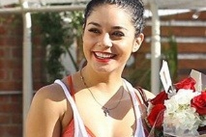 Vanessa Hudgens mặc áo lót ra đường