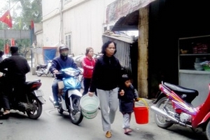 Người dân Hà Nội "cắn răng" mua nước giá ‘cắt cổ’