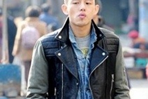 “Ngựa điên” Yoo Ah In lộ ảnh lang thang ở chợ