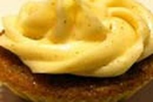 Cupcake cà rốt trang trí kem phô mai