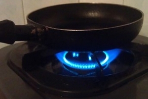 Gas, điện tăng giá chóng mặt: Dùng bếp từ hay bếp gas?