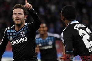 Mata gẫy ngón tay, Chelsea bị đẩy vào chân tường