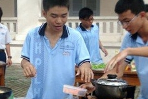 Teen boy Lê Hồng Phong vào bếp mừng 8/3