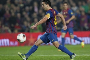 Xavi chỉ còn kém Messi và Cesc