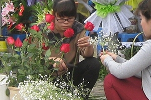 “Sốc” với giá hoa hồng, hoa lan trong ngày 8.3