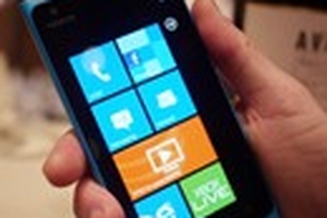 Nokia lùi ngày phát hành "bom tấn" Lumia 900?