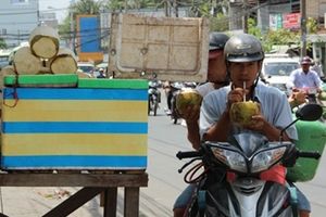 Coca, Pepsi “gặp nạn”, dừa tươi, nước mát “lên hương”