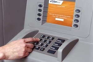 ATM 'ngậm' tiền, ngân hàng đá trách nhiệm