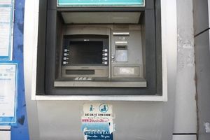 Làm gì khi tài khoản bị trừ mà ATM không nhả tiền?