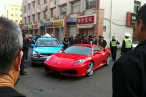 Mất 330 triệu đồng vì chạm nhẹ siêu xe Ferrari