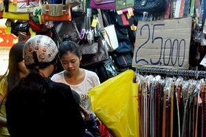 Hàng thời trang giá rẻ xuống vỉa hè Sài Gòn
