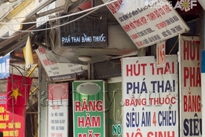 Phố phá thai giữa thủ đô: Chi chít biển, nườm nượp khách