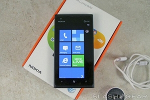 Smartphone "khủng" Lumia 900 được bán với giá 99,99 USD