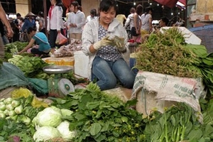 Ế ẩm: Chợ đầu mối "xé" hàng bán lẻ