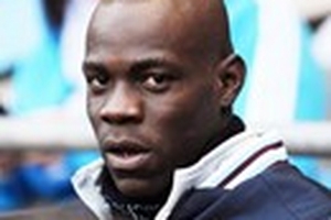 'Ngựa chứng' Balotelli bị tống tiền