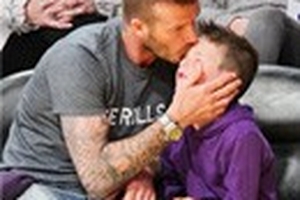 Becks và cậu út 'mi' nhau trên sân bóng rổ