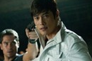 Lee Byung Hun 'đội mồ sống lại' vẫn khỏe như voi!