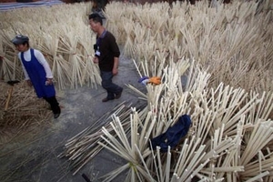 Công nghệ sản xuất đũa ‘siêu bẩn’ ở Trung Quốc