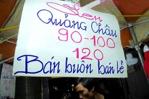 Chợ đêm Hà Nội: Trung tâm phân phối hàng Tàu