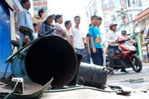 Ra ngõ gặp “bom hơi”