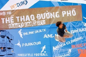 Xem giới trẻ Hà Nội nhào lộn với Parkour