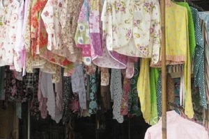 Nắng khủng khiếp, đổ xô đi mua đồ chống nóng