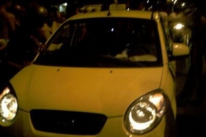Tài xế taxi bị khách Trung Quốc đạp văng khỏi xe