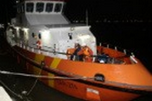 Cứu 8 ngư dân bị tàu nước ngoài đâm rơi xuống biển