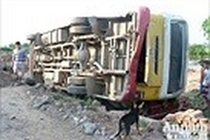 Hà Nội: Xe buýt lao xuống đê, 9 người bị thương