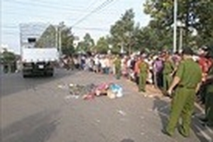 Bị xe tải tông, 2 con chết, mẹ nguy kịch