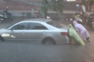 Thủ đô Hà Nội vẫn còn mưa to