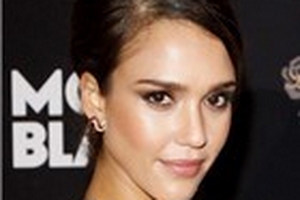 Bà mẹ hai con Jessica Alba khoe dáng "siêu nuột"