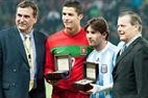 EURO 2012: Ronaldo sẽ thoát khỏi bóng Messi?