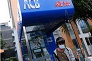 Dùng đèn khò phá cây rút tiền ATM của ACB