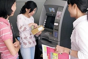 'Lén' thu phí ATM nội mạng, tăng ngoại mạng