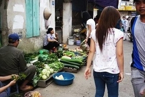 Xăng giảm giá, nhiều mặt hàng vẫn 'bình ổn giá'