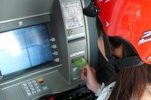 Ngân hàng “lặng lẽ” thu phí ATM