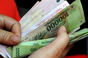 Lãi suất thấp: Mạo hiểm đem tiền cho vay ‘chợ đen’