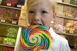 Bé gái 6 tuổi làm chủ ba cửa hàng kẹo