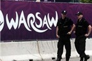 Warsaw ngày bóng không lăn...