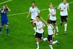 Hạ Hy Lạp 4-2, Đức giành vé vào bán kết