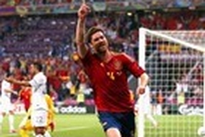 Alonso lập cú đúp, Tây Ban Nha vào bán kết