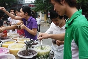 Chè tự chọn vỉa hè: Độc hại đến... kiến ruồi cũng khiếp