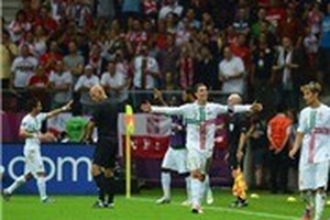Trước trận bán kết 1: Đừng để Ronaldo và đồng đội sút bóng...