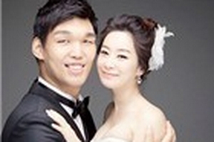 "Khổng lồ 'xấu xí" lấy được vợ xinh như mộng